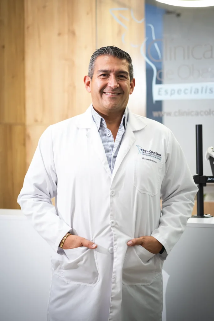 Doctor andres gomes con bata